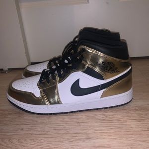 Jordan 1 mid “Metallic Gold”